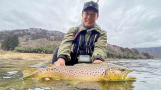 【のべ竿の魅力を深掘る新シリーズ】井上聡が犀川本流で巨鱒を狙う
