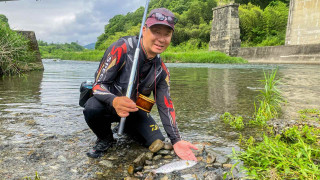 本流釣りのエキスパートが埼玉県荒川で尺ヤマメと大型ニジマスをキャッチ